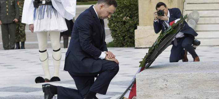 Ο Πολωνός πρόεδρος γονάτισε μπροστά στο Μνημείο του Αγνωστου Στρατιώτη [εικόνες]